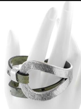 SA5 | Saachi Loop Bracelet | Green | One Size
